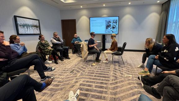 Leadership Training für ProSiebenSat.1 Puls 4 – Reflexionsrunde nach Übungen mit Sehbeeinträchtigung